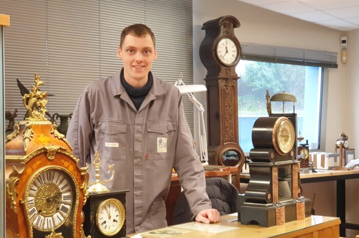 Baptiste Hervé répare horloges et montres anciennes à Cavan