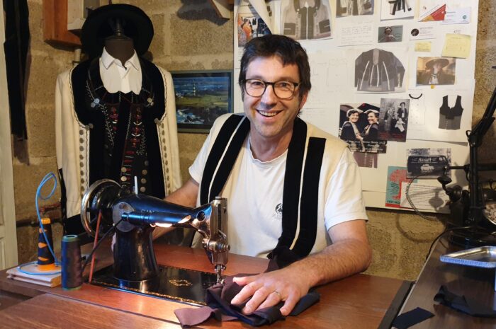 Mickaël Malestroit taille et brode des costumes bretons à Noyal-Pontivy