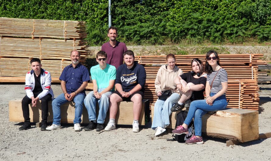 Des jeunes accompagnés par la Mission Locale du Pays de Cornouaille découvrent la filière bois