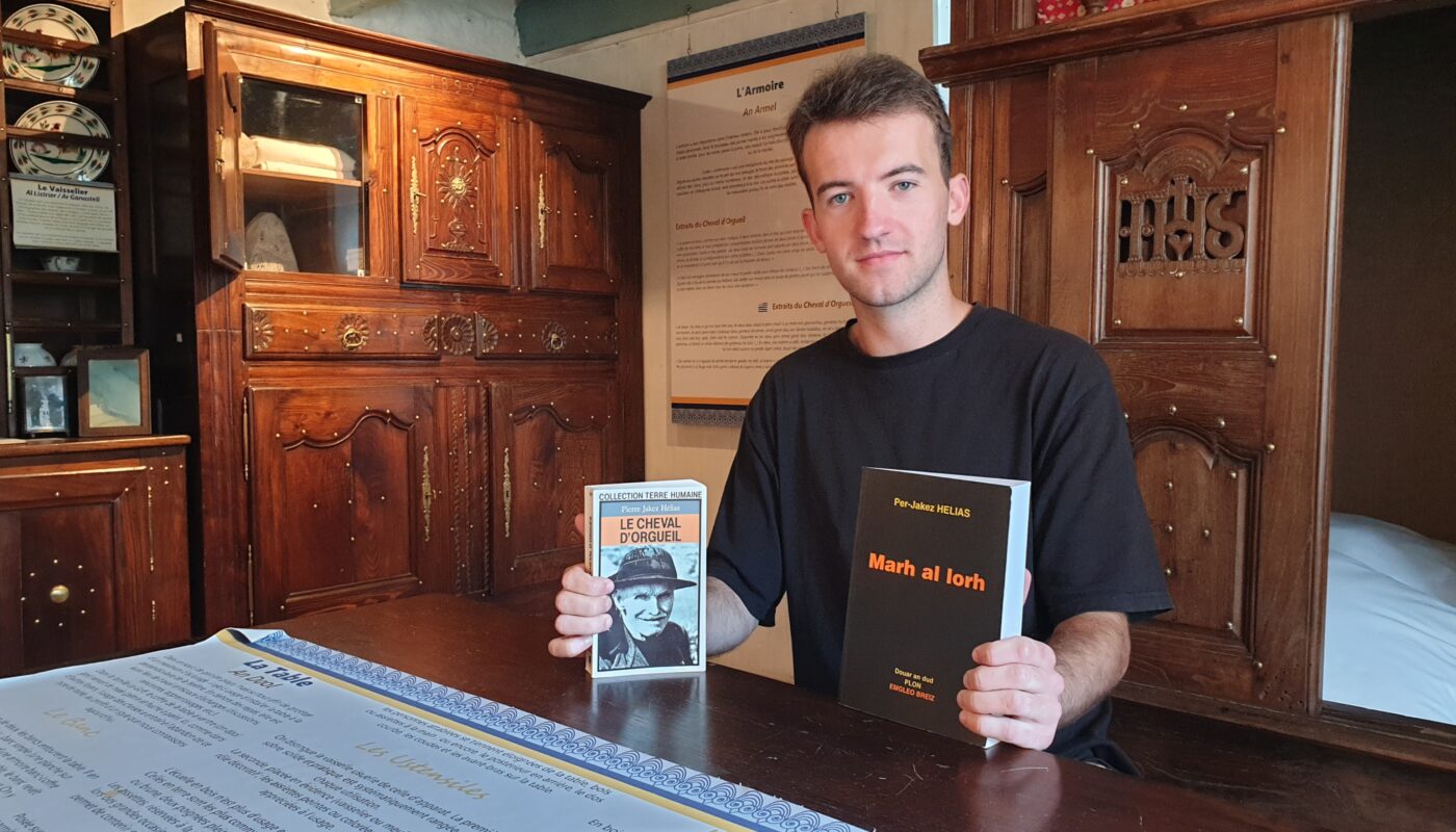 Romain Renou fait visiter le musée Pierre-Jakez Hélias à Pouldreuzic © Christophe Pluchon