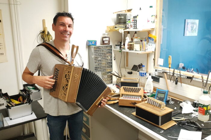 Dans l’atelier de Benoît Le Toumelin, facteur d’accordéon à Plomodiern