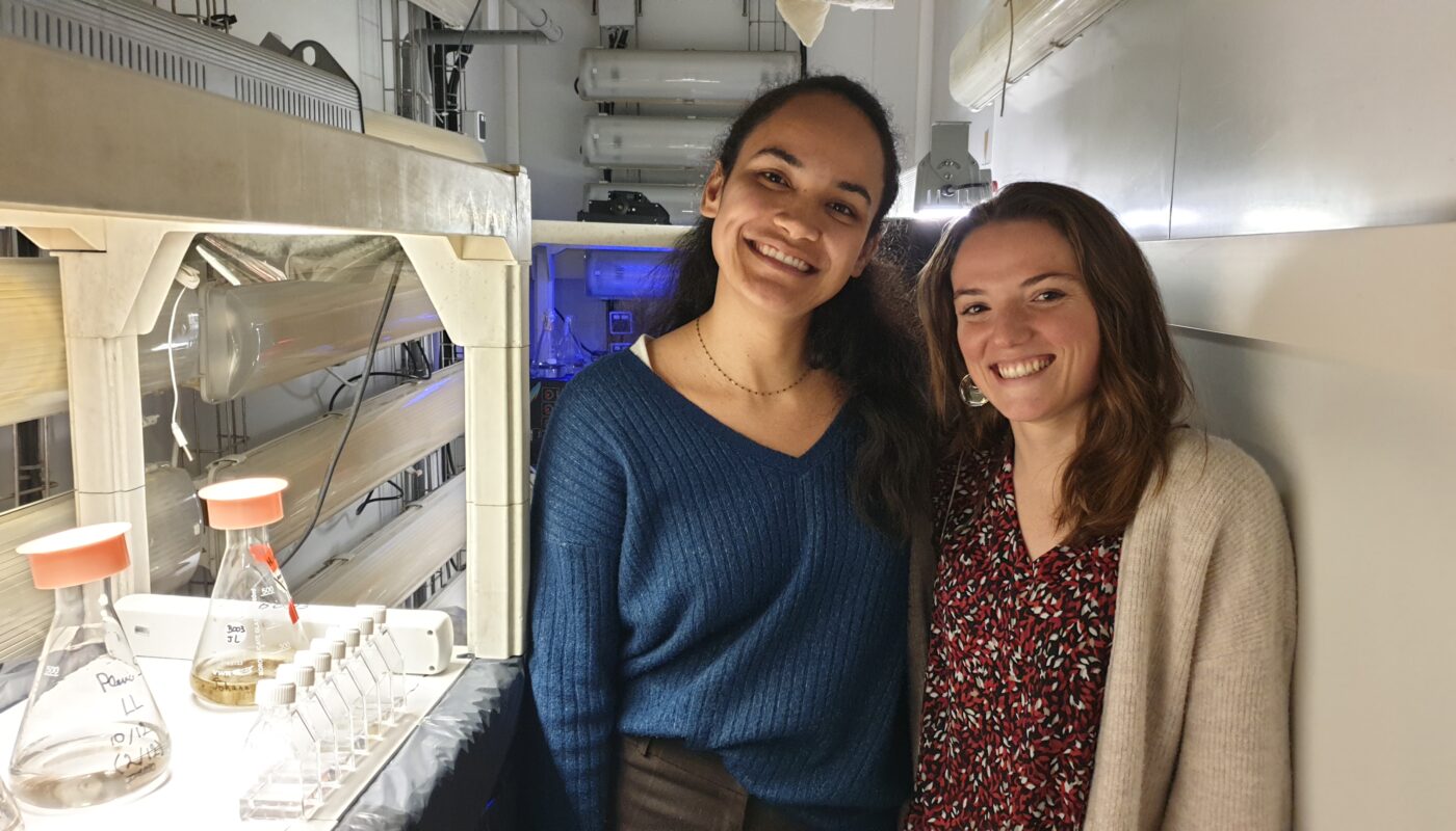 Anna Isaia et Éline Le Moan étudient la biologie marine © Christophe Pluchon