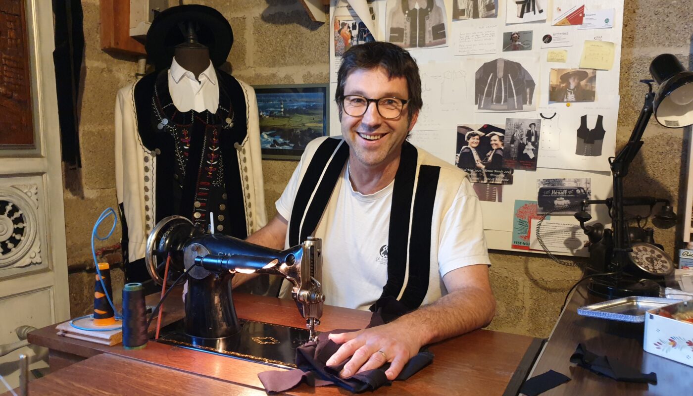 Mickaël Malestroit (Damm Veur) est brodeur de costumes bretons dans le Morbihan © Christophe Pluchon