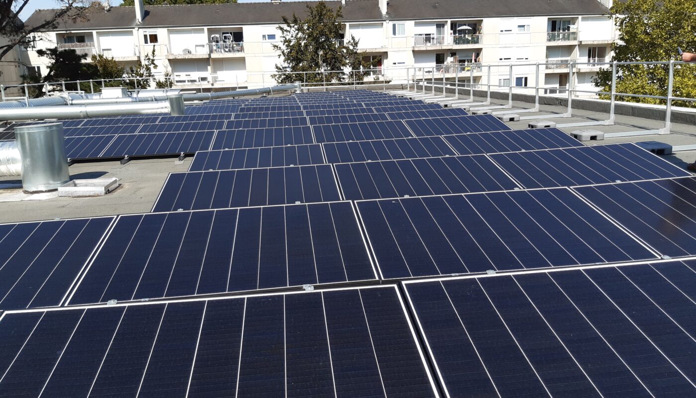Une centrale photovoltaïque sur le toit de l'école Jacques Prevert à Bréquigny © Ciren