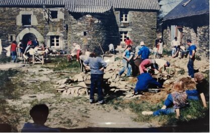 Débuts des travaux de restauration par l’Association Culturelle de Boquen « hors-les-murs » à Poulancre d’en Bas – Saint-Mayeux (22) - © Association Culturelle de Boquen