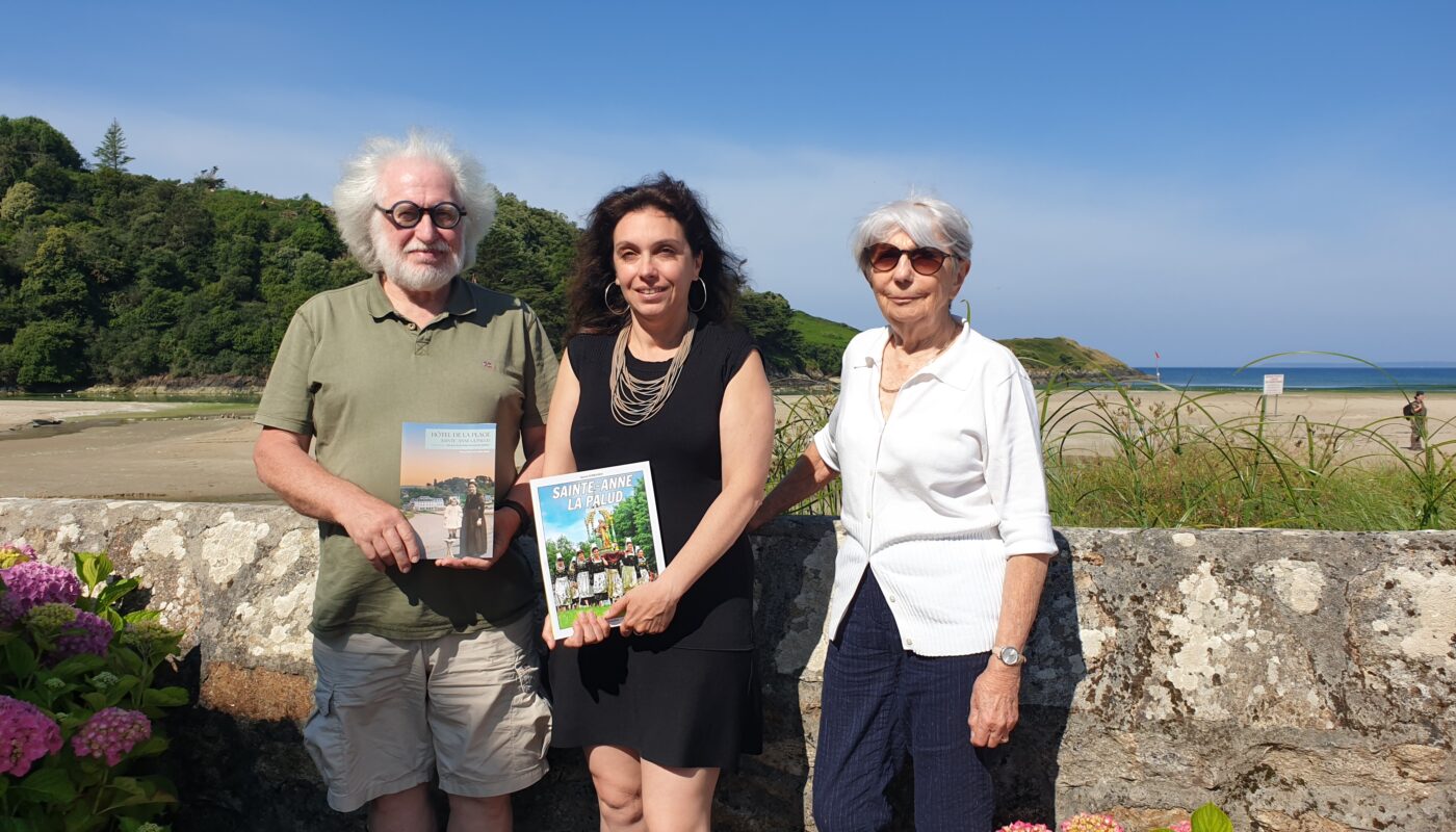 Yves Le Coz, Charlotte Noël et Anne-Marie Goalès à Hôtel de la Plage à Sainte-Anne La Palud © Christophe Pluchon