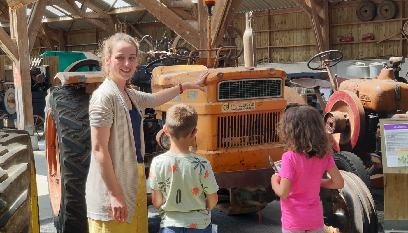 Dans l'écomusée Ker Dreguer à Plouigneau avec la médiatrice culturelle Arielle Camus et des enfants @ Christophe Pluchon