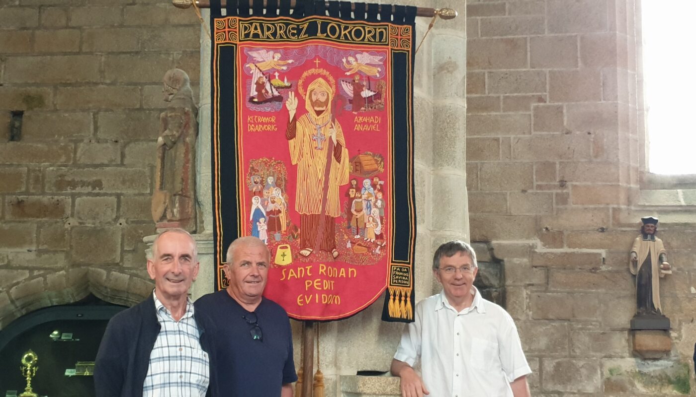 Devant la bannière de Sant Ronan (sur la photo de g à d : Gilles Quaren et Guy le Floc'h de l'association Locronan, Vie et Tradition et le père Christian Le Borgne, curé de la paroisse Sainte-Anne Châteaulin) @ Christophe Pluchon