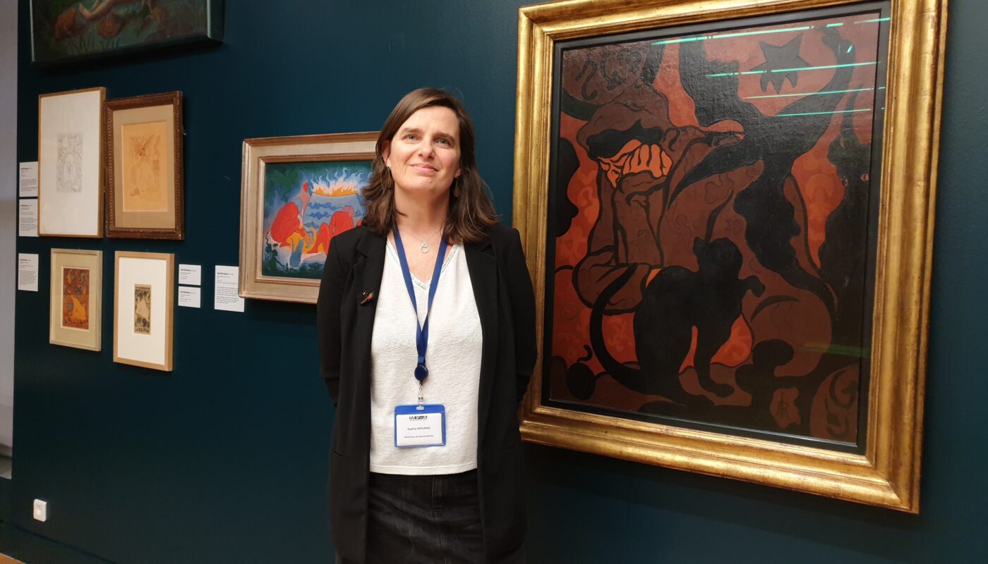 Sophie Kervran dans l'exposition consacrée aux sorcières au Musée de Pont-Aven @ Christophe Pluchon