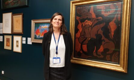 Sophie Kervran dans l'exposition consacrée aux sorcières au Musée de Pont-Aven @ Christophe Pluchon