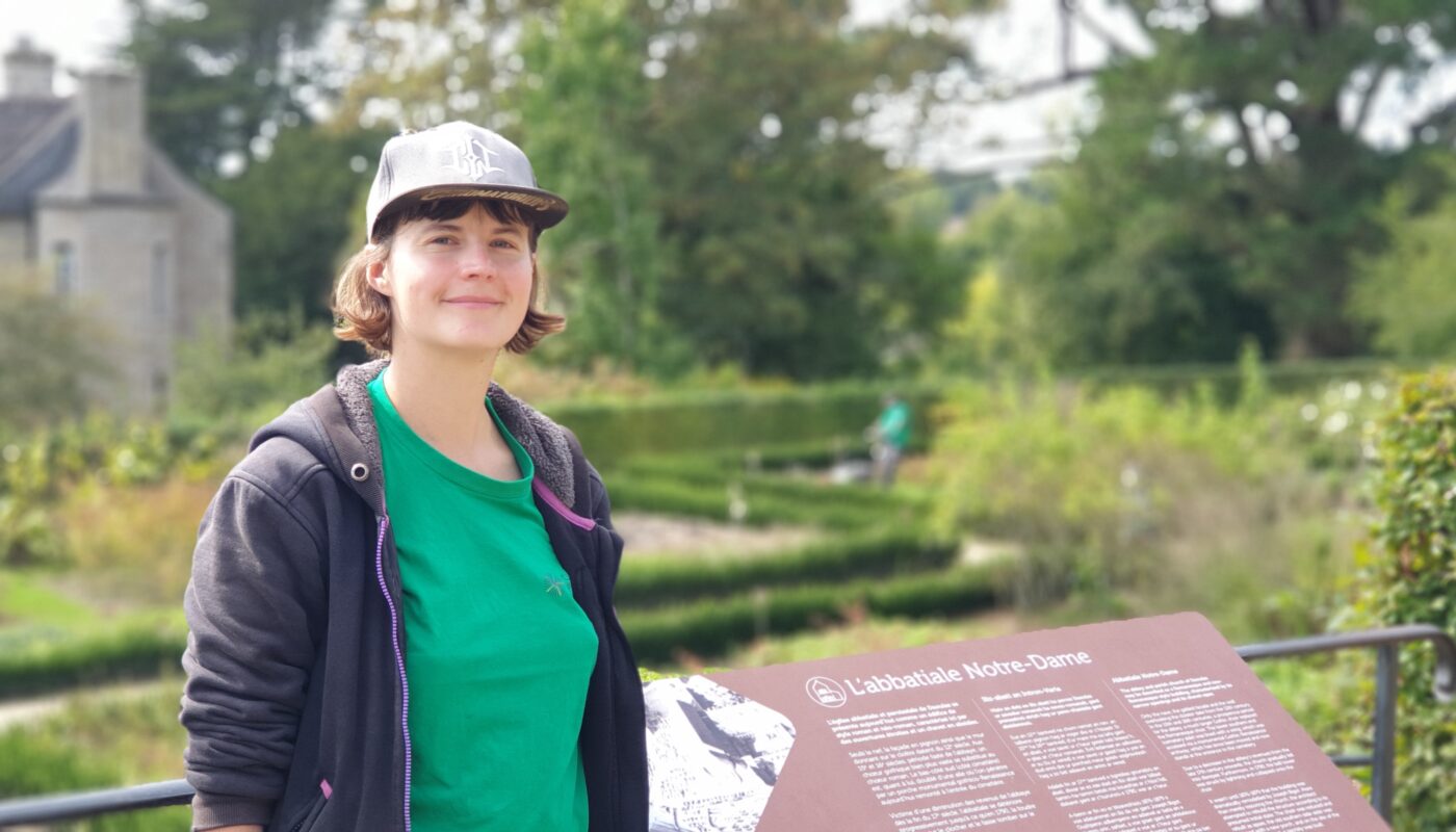 Chloé Poirier est jardinière et botaniste à l'Abbaye de Daoulas © Christophe Pluchon
