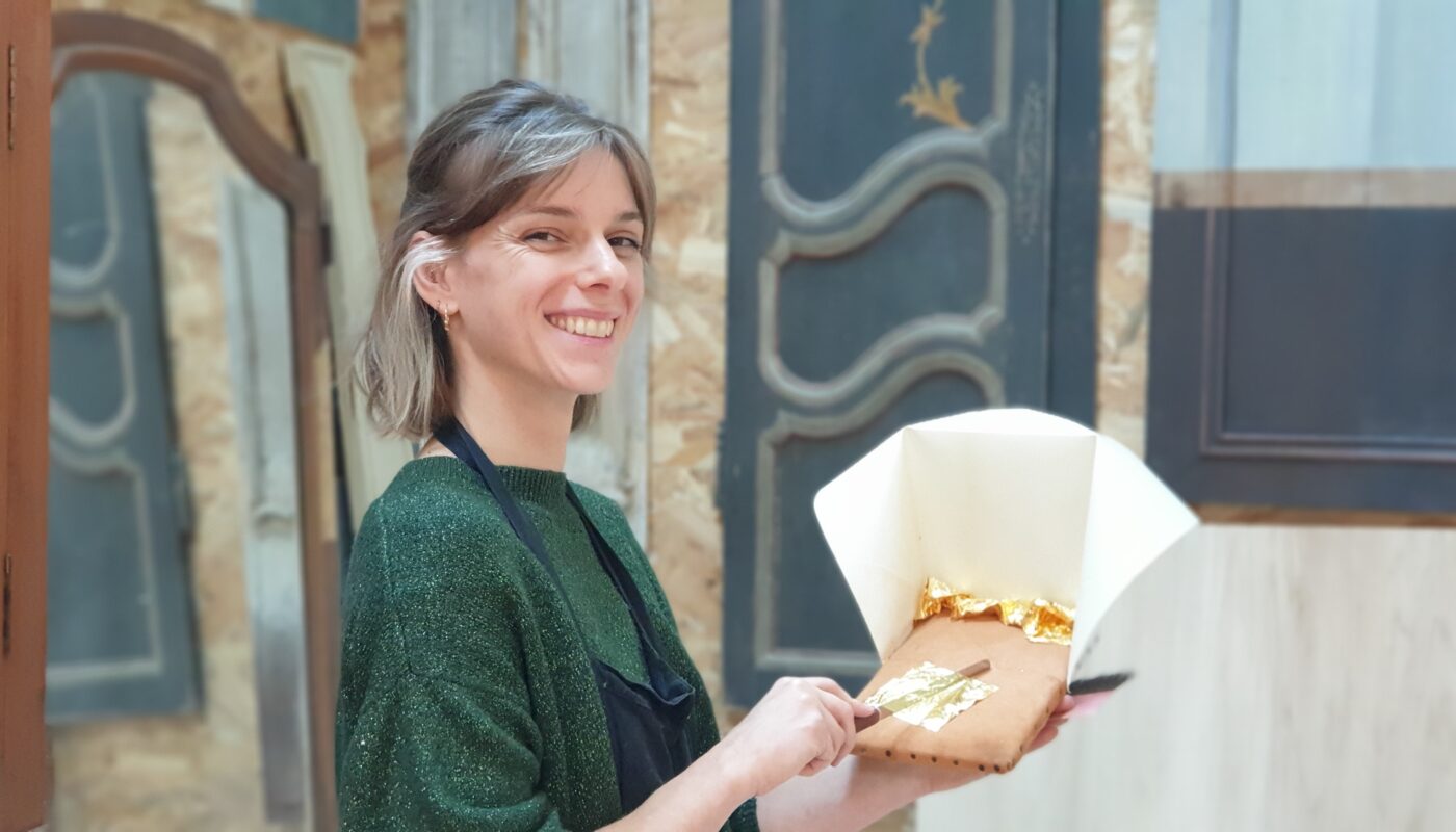 Adèle Mallargé pratique la dorure et le décor dans les Côtes d'Armor © Christophe Pluchon