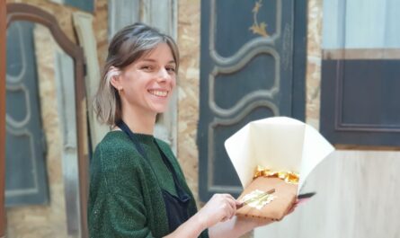 Adèle Mallargé pratique la dorure et le décor dans les Côtes d'Armor © Christophe Pluchon
