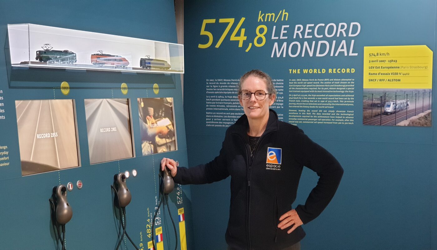 Marie-Laure Brandily devant le record mondial du TGV, dans l'exposition Grande Vitesse à l'Espace des Sciences de Morlaix © Christophe Pluchon