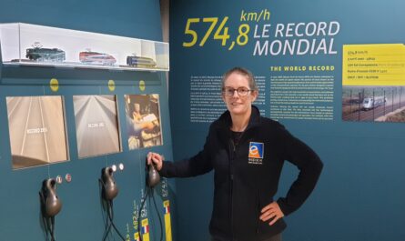 Marie-Laure Brandily devant le record mondial du TGV, dans l'exposition Grande Vitesse à l'Espace des Sciences de Morlaix © Christophe Pluchon