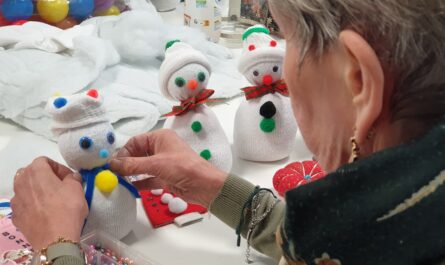 Les bénévoles du Secours Catholique de Lesvenen - Côte des Légendes confectionnent des bonhommes de neige avec des matériaux de récupération © Christophe Pluchon