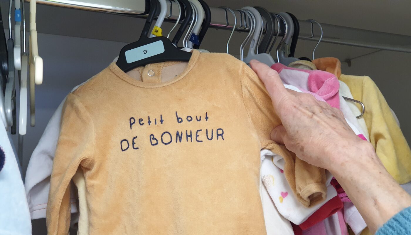 Des vêtements pour les jeunes enfants sont proposés dans l'espace Chez Céline de la Croix-Rouge Française à Brest © Christophe Pluchon