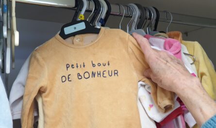 Des vêtements pour les jeunes enfants sont proposés dans l'espace Chez Céline de la Croix-Rouge Française à Brest © Christophe Pluchon