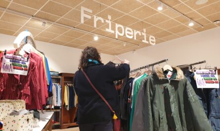 Le magasin PioSh de l'atelier de revalorisation du textile, Artex, à Langueux © Christophe Pluchon