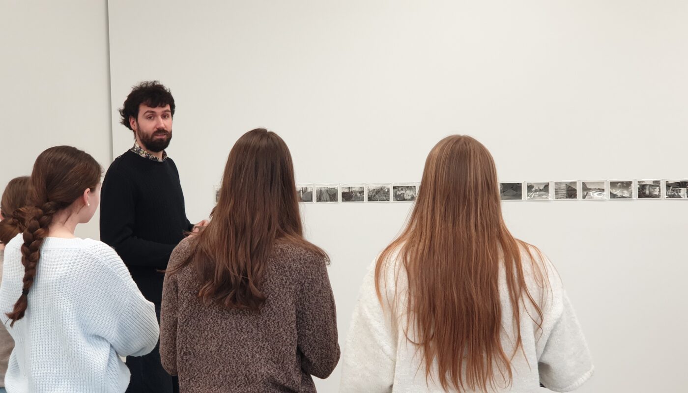 Dans l'exposition de Marc Pataut au centre d'art GwinZegal à Guingamp avec Mattéo Flament, médiateur culturel et une classe de lycée © Christophe Pluchon
