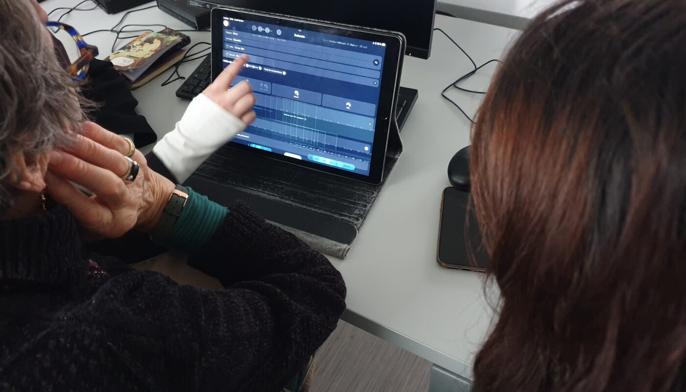 Des lycéens du Cleusmeur à Lesneven apprennent aux seniors à bien se servir d'internet, et du matériel informatique en général © Christophe Pluchon