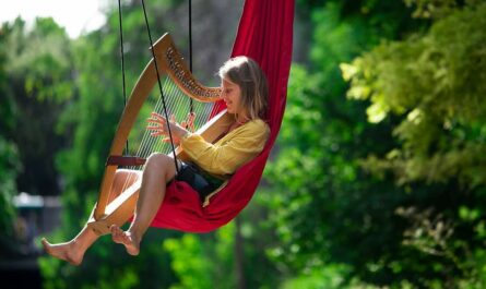 Morgane Le Cuff est harpiste, chanteuse, conteuse et aussi percussionniste et clown en Pays Gallo © Juliette Jem / Mairie 18