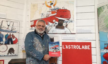 Ramine expose des cartes de navigation peintes à partir de ses voyages en terres australes sur l'Astrolabe © Christophe Pluchon