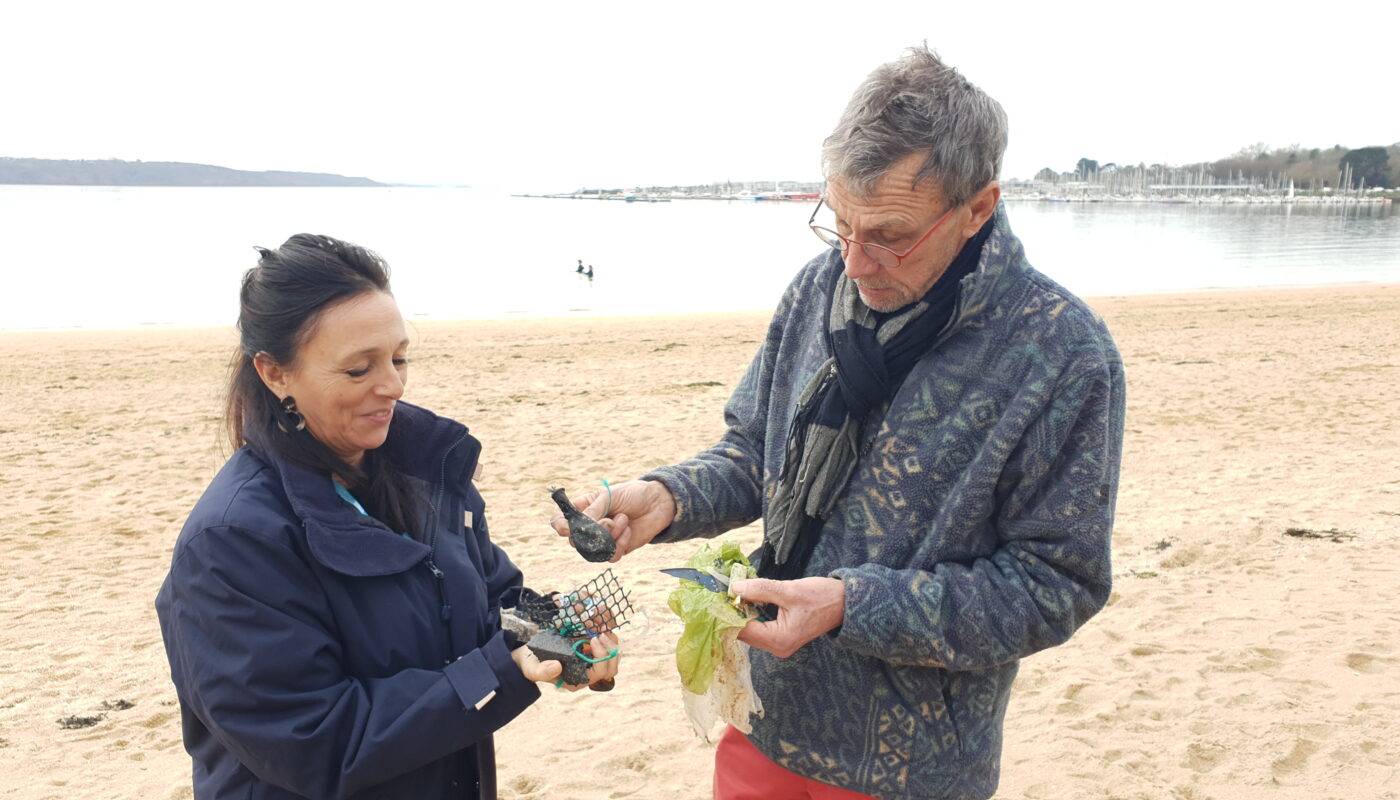 Christelle Carfantan et Michel Le Lann ramassent des déchets plastiques sur la plage du Moulin-Blanc à Brest © Christophe Pluchon