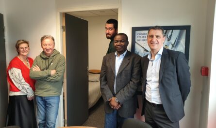 Bureau du Cœur : à Guipavas, l'assureur Xavier Bourhis a prêté un studio à Ibrahim, sans solution de logement © Christophe Pluchon