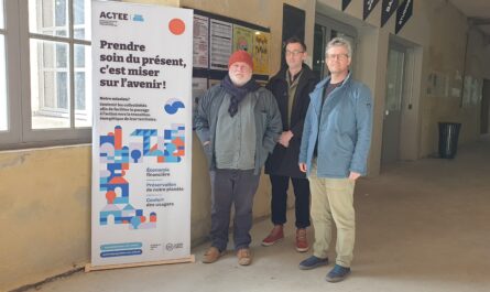 Marc Rousic, élu à Saint-Martin-des-Champs, Alexandre Plantady et Tristan La Prairie, de la Maison de l'Architecture et des Espaces en Bretagne (MAeB) © Christophe Pluchon