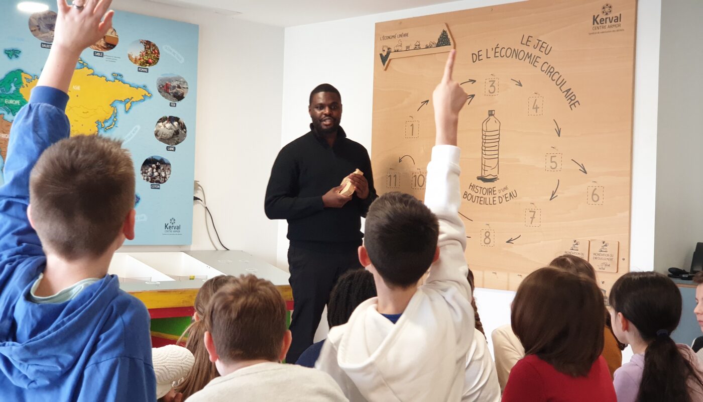 Au centre de tri Généris de Ploufragan, Domingos Coca montre quels déchets jeter dans les poubelles jaunes © Christophe Pluchon