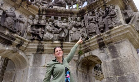 Morgane Le Baquer, devant le grand calvaire de l'enclos paroissial de Guimiliau © Christophe Pluchon