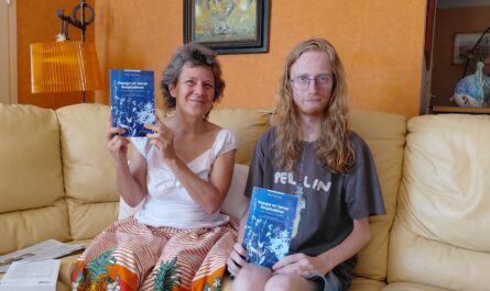 Marie Egreteau et Mathias présentent le livre : "Voyage en terres hospitalières" © Christophe Pluchon