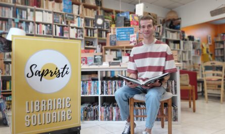 Maël Cordeau est coordinateur de la librairie solidaire Sapristi, à Brest © Christophe Pluchon
